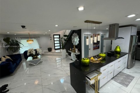 Casa en venta en Hialeah, Florida, 3 dormitorios, 183.95 m2 № 1702905 - foto 4
