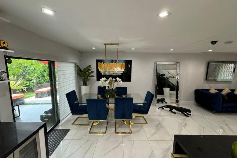 Casa en venta en Hialeah, Florida, 3 dormitorios, 183.95 m2 № 1702905 - foto 12