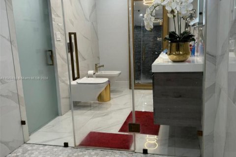 Casa en venta en Hialeah, Florida, 3 dormitorios, 183.95 m2 № 1702905 - foto 20