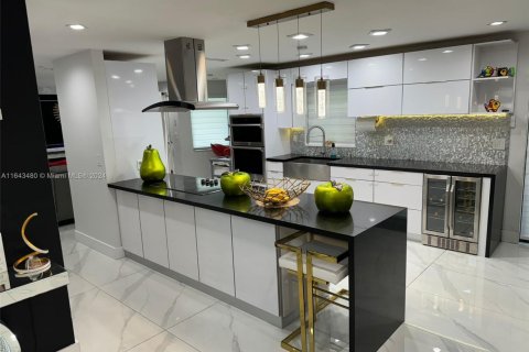 Casa en venta en Hialeah, Florida, 3 dormitorios, 183.95 m2 № 1702905 - foto 10