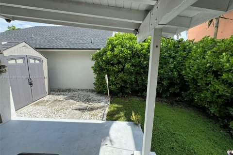 Casa en venta en Hialeah, Florida, 3 dormitorios, 183.95 m2 № 1702905 - foto 27
