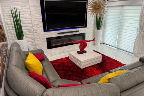 Casa en venta en Hialeah, Florida, 3 dormitorios, 183.95 m2 № 1702905 - foto 14