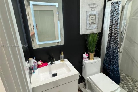 Casa en venta en Hialeah, Florida, 3 dormitorios, 183.95 m2 № 1702905 - foto 19