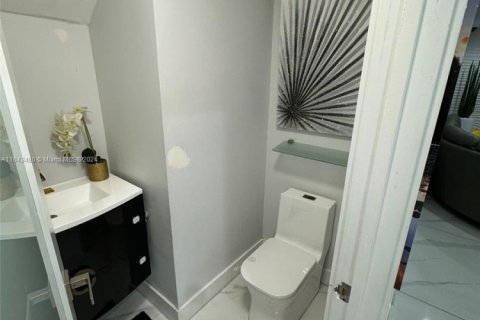 Casa en venta en Hialeah, Florida, 3 dormitorios, 183.95 m2 № 1702905 - foto 18
