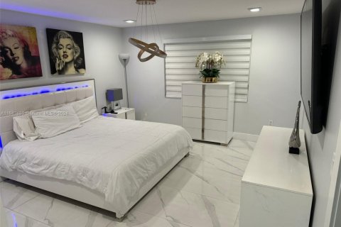 Casa en venta en Hialeah, Florida, 3 dormitorios, 183.95 m2 № 1702905 - foto 24