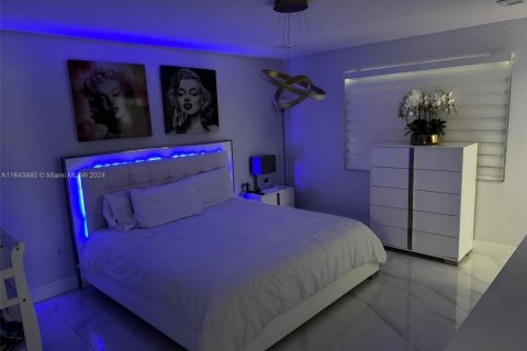 Casa en venta en Hialeah, Florida, 3 dormitorios, 183.95 m2 № 1702905 - foto 25