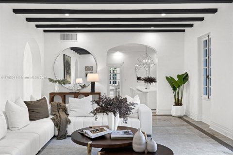 House in Miami Beach, Florida 7 bedrooms, 567.08 sq.m. № 1696931 - photo 10