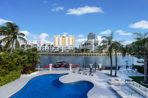 House in Miami Beach, Florida 7 bedrooms, 567.08 sq.m. № 1696931 - photo 28