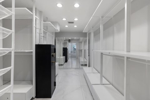 House in Miami Beach, Florida 7 bedrooms, 567.08 sq.m. № 1696931 - photo 24