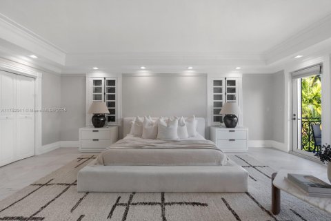 House in Miami Beach, Florida 7 bedrooms, 567.08 sq.m. № 1696931 - photo 27