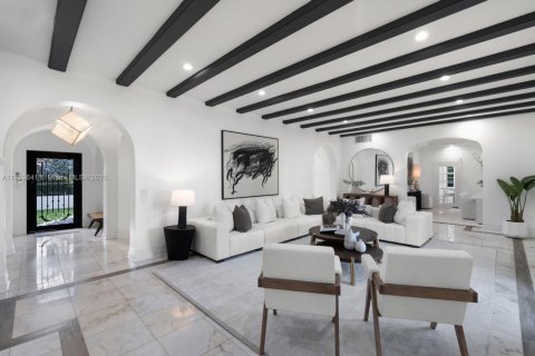 House in Miami Beach, Florida 7 bedrooms, 567.08 sq.m. № 1696931 - photo 8