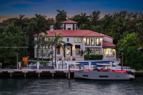 House in Miami Beach, Florida 7 bedrooms, 567.08 sq.m. № 1696931 - photo 1