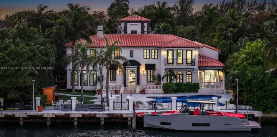 House in Miami Beach, Florida 7 bedrooms, 567.08 sq.m. № 1696931