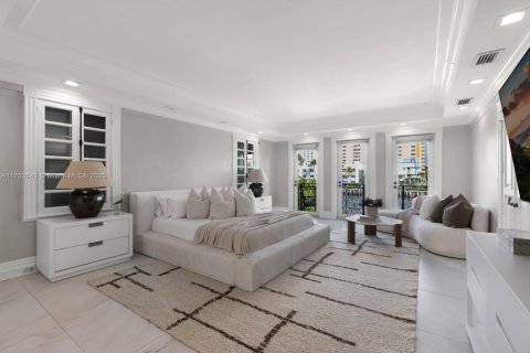 House in Miami Beach, Florida 7 bedrooms, 567.08 sq.m. № 1696931 - photo 22