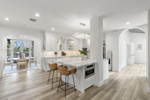 House in Miami Beach, Florida 7 bedrooms, 567.08 sq.m. № 1696931 - photo 15