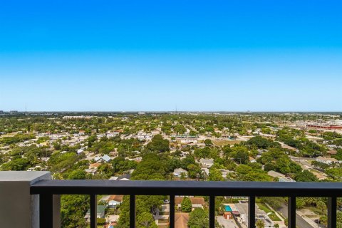 Condo in West Palm Beach, Florida, 2 bedrooms № 2279673 - photo 23