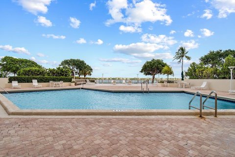 Condo in West Palm Beach, Florida, 2 bedrooms № 2279673 - photo 4