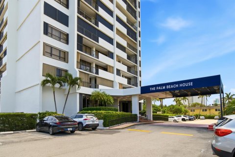 Condo in West Palm Beach, Florida, 2 bedrooms № 2279673 - photo 9