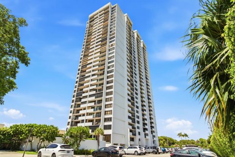 Condo in West Palm Beach, Florida, 2 bedrooms № 2279673 - photo 7