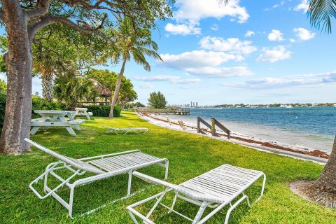 Condo in West Palm Beach, Florida, 2 bedrooms № 2279673 - photo 10