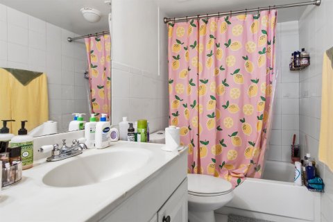 Condo in West Palm Beach, Florida, 2 bedrooms № 2279673 - photo 17