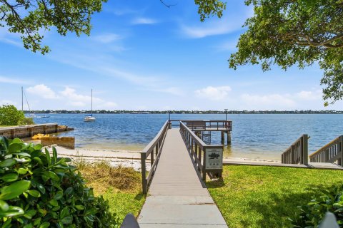 Condo in West Palm Beach, Florida, 2 bedrooms № 2279673 - photo 3