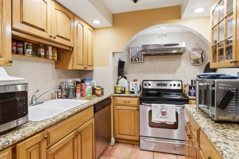 Condo in West Palm Beach, Florida, 2 bedrooms № 2279673 - photo 16