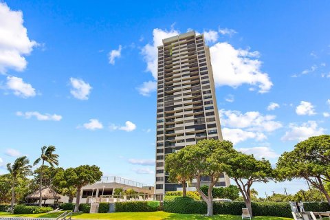 Condo in West Palm Beach, Florida, 2 bedrooms № 2279673 - photo 2