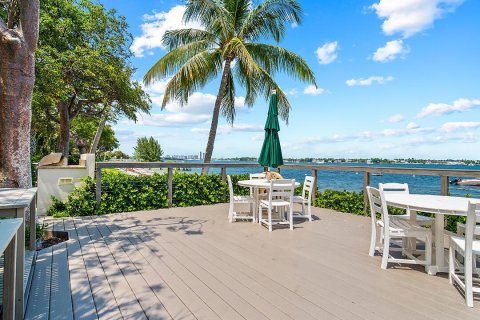Condo in West Palm Beach, Florida, 2 bedrooms № 2279673 - photo 5