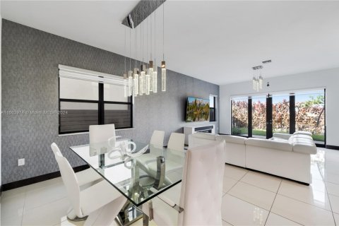 House in Miami, Florida 4 bedrooms, 241.27 sq.m. № 1735870 - photo 9