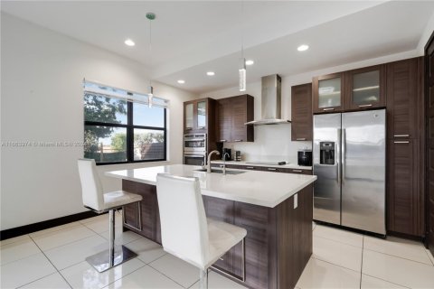 House in Miami, Florida 4 bedrooms, 241.27 sq.m. № 1735870 - photo 18