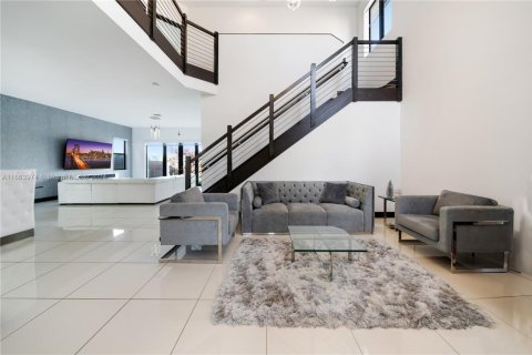 House in Miami, Florida 4 bedrooms, 241.27 sq.m. № 1735870 - photo 5