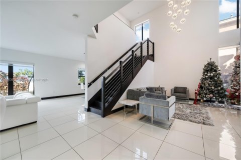House in Miami, Florida 4 bedrooms, 241.27 sq.m. № 1735870 - photo 22