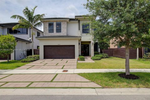 House in Miami, Florida 4 bedrooms, 241.27 sq.m. № 1735870 - photo 3