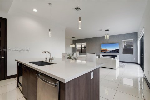 House in Miami, Florida 4 bedrooms, 241.27 sq.m. № 1735870 - photo 19