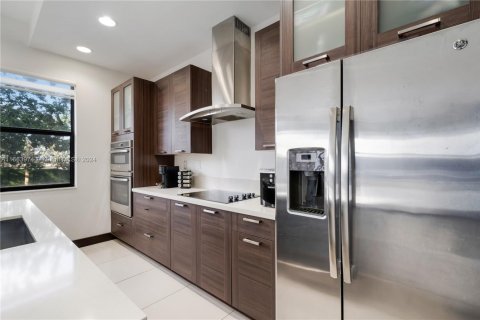 House in Miami, Florida 4 bedrooms, 241.27 sq.m. № 1735870 - photo 17