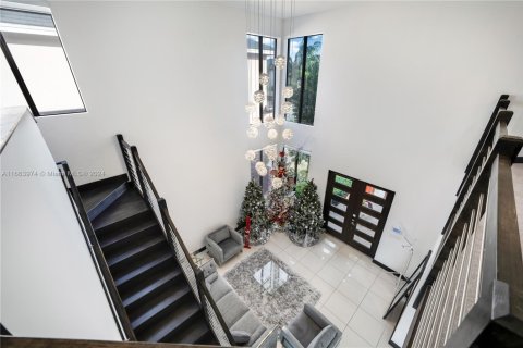 House in Miami, Florida 4 bedrooms, 241.27 sq.m. № 1735870 - photo 24