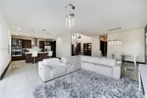 House in Miami, Florida 4 bedrooms, 241.27 sq.m. № 1735870 - photo 13