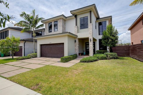 House in Miami, Florida 4 bedrooms, 241.27 sq.m. № 1735870 - photo 1