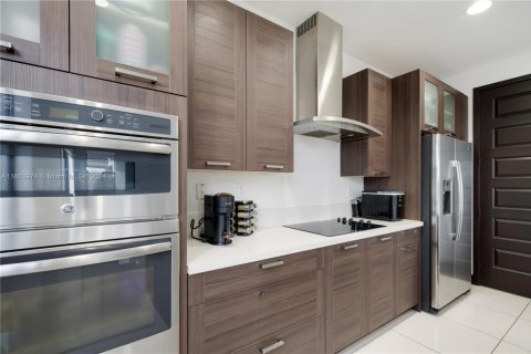 House in Miami, Florida 4 bedrooms, 241.27 sq.m. № 1735870 - photo 15