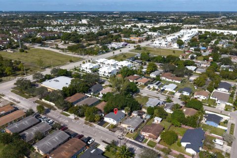 Casa en venta en Pompano Beach, Florida, 5 dormitorios, 103.31 m2 № 1986188 - foto 4