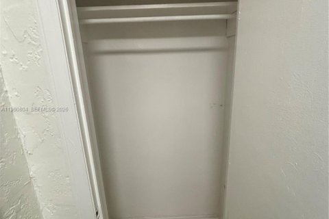 Casa en alquiler en Fort Lauderdale, Florida, 1 dormitorio, 354.79 m2 № 2044173 - foto 3