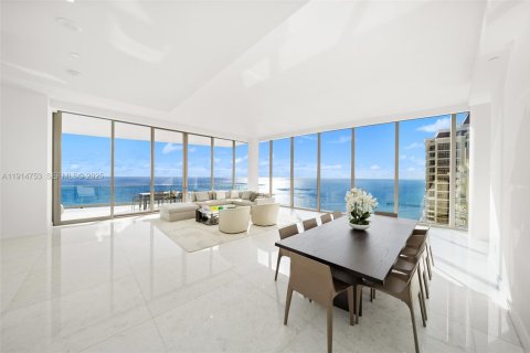 Condominio en venta en Sunny Isles Beach, Florida, 4 dormitorios, 517.74 m2 № 2034367 - foto 2