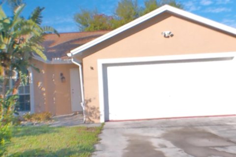 Villa ou maison à vendre à Port St. Lucie, Floride: 3 chambres, 143.63 m2 № 1950914 - photo 3