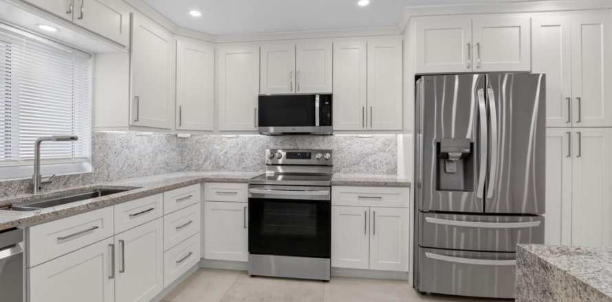 Townhouse in Delray Beach, Florida 2 bedrooms, 99.03 sq.m. № 2191175