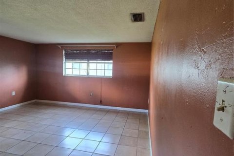 House in Sarasota, Florida 2 bedrooms, 145.67 sq.m. № 2400283 - photo 25