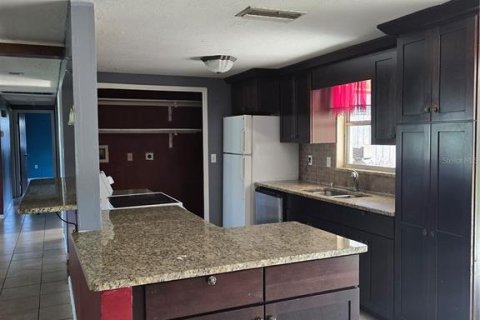 House in Sarasota, Florida 2 bedrooms, 145.67 sq.m. № 2400283 - photo 3