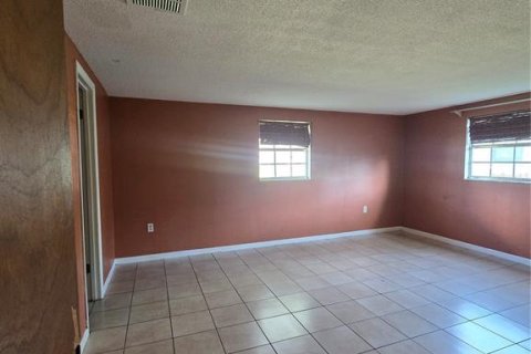 House in Sarasota, Florida 2 bedrooms, 145.67 sq.m. № 2400283 - photo 24