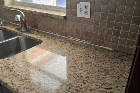 House in Sarasota, Florida 2 bedrooms, 145.67 sq.m. № 2400283 - photo 5