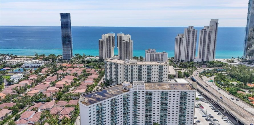 Condo in Sunny Isles Beach, Florida, 1 bedroom № 1708556